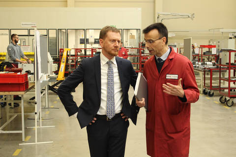 Prime Minister Michael Kretschmer walks through the assembly hall with Profirolls Managing Director Jens Wunderlich